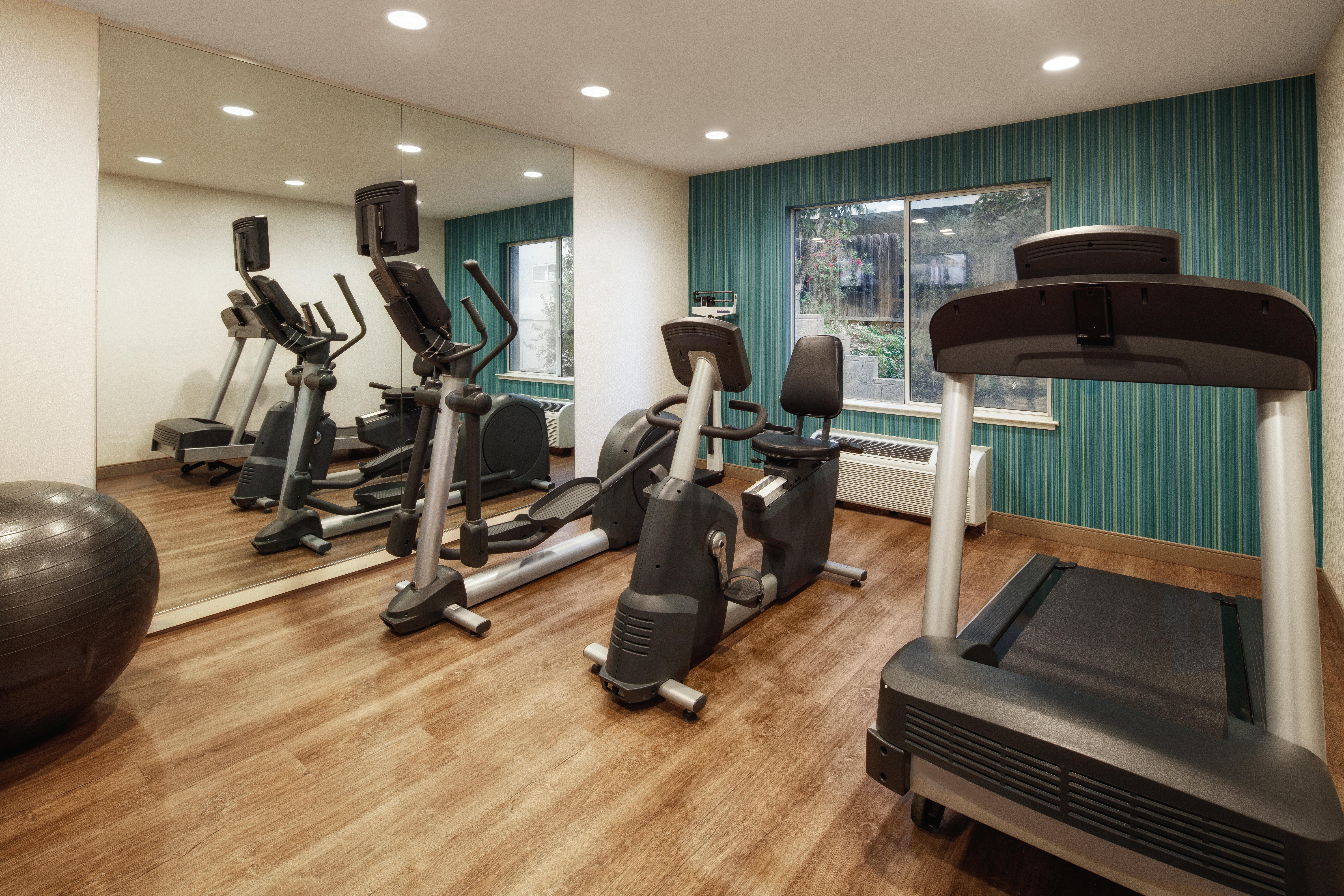 Holiday Inn Express Hotel & Suites Belmont By Ihg Esterno foto